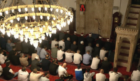 Besimtarët pas faljes së Kurban Bajramit: Deputetët të mbledhin mend se bota po qesh me ne