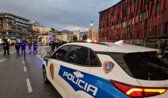 Policia ‘blindon’ hotelin ku po qëndron ekipi serb i futbollit