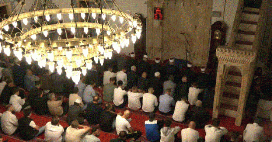 Besimtarët pas faljes së Kurban Bajramit: Deputetët të mbledhin mend se bota po qesh me ne