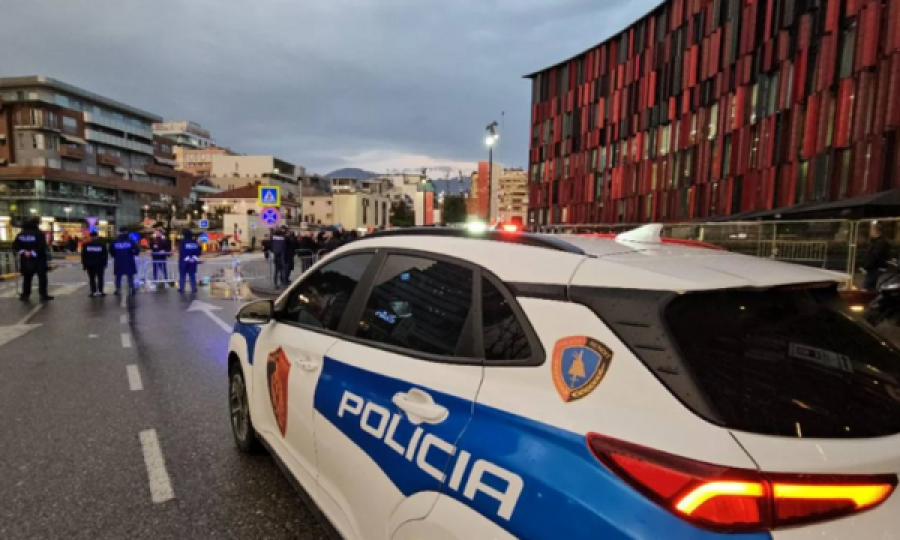 Policia ‘blindon’ hotelin ku po qëndron ekipi serb i futbollit