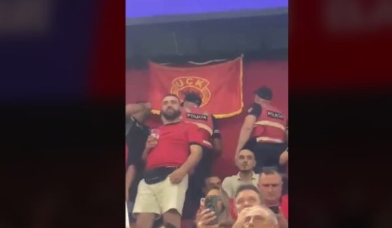 Ja momenti kur policia e Shqipërisë e largon flamurin e UÇK-së në stadiumin 'Air Albania'