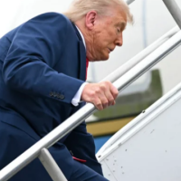 Trump gati rrëzohet në shkallët e Air Force One