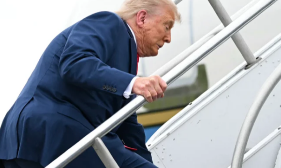 Trump gati rrëzohet në shkallët e Air Force One