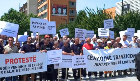 Bizneset protestojnë në shesh kundër vendimit të ZRRE’së: Mos na le pa punë