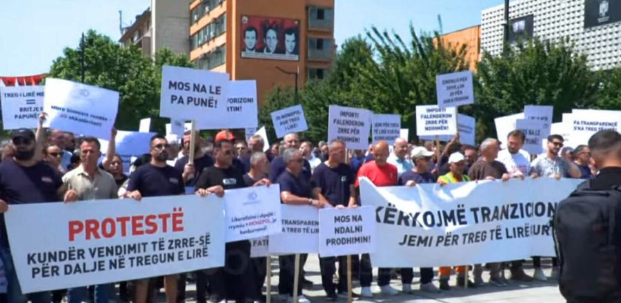 Bizneset protestojnë në shesh kundër vendimit të ZRRE’së: Mos na le pa punë