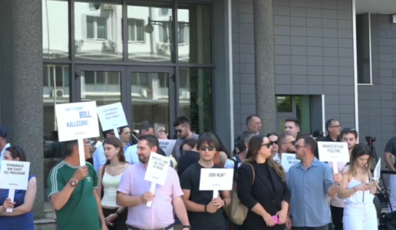 Organizatat e shoqërisë civile me aksion simbolik para Kuvendit 
