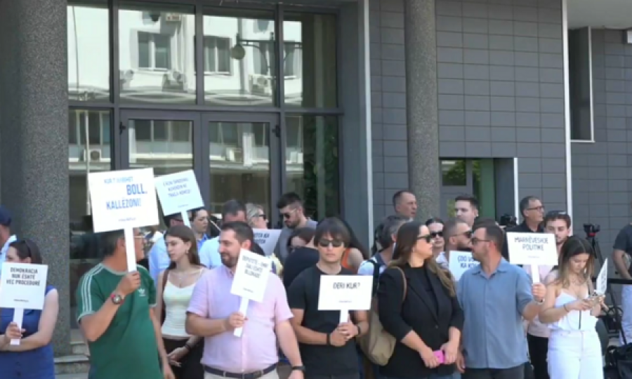 Organizatat e shoqërisë civile me aksion simbolik para Kuvendit 