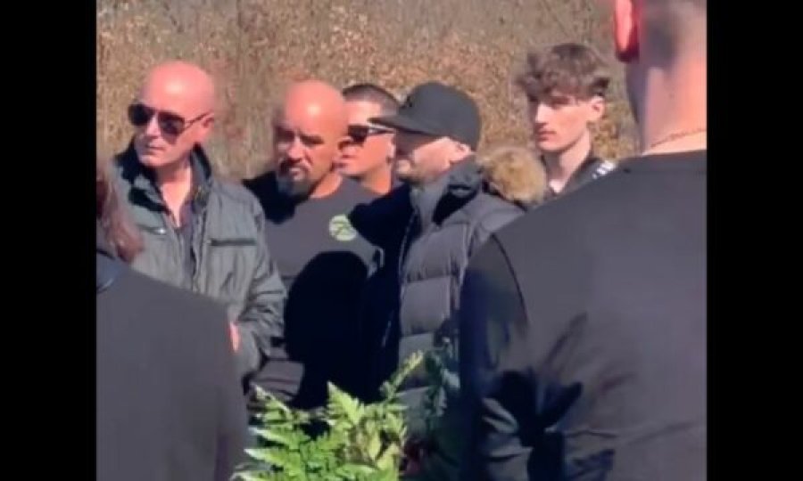 Unikkatili arrin nga Amerika për varrimin e vëllait