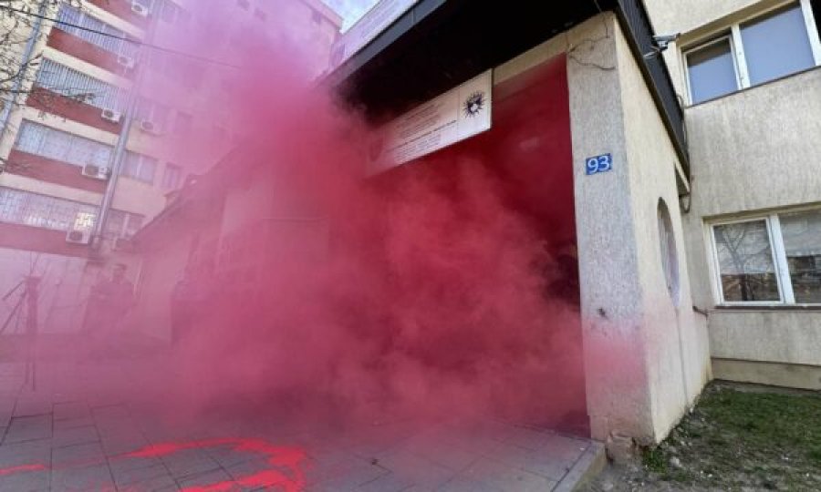 Protestuesit hedhin ngjyrë të kuqe e tymuese para objektit të policisë dhe gjykatës