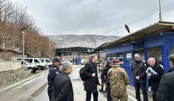 Sorensen shkon në vizitë te një pikë kufitare e përbashkët Kosovë-Serbi