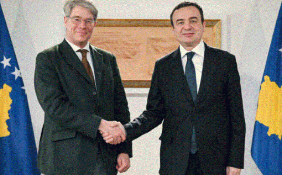 Kurti mirëpret në takim historianin Oliver Schmitt