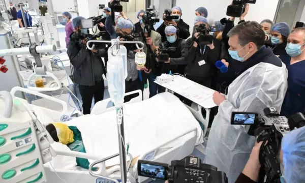 Vuçiq nxit reagime pasi u fotografua në shok dhomë ku po trajtohen pacientë të lënduar në diskotekë