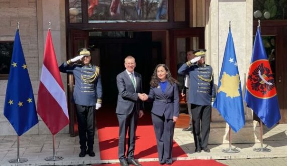 Vjosa Osmani mirëpret në takim presidentin e Letonisë