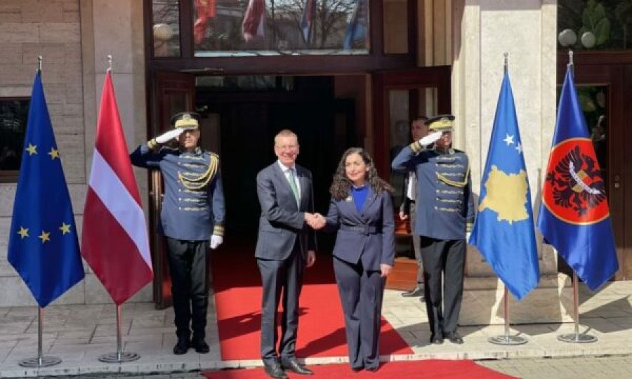 Vjosa Osmani mirëpret në takim presidentin e Letonisë