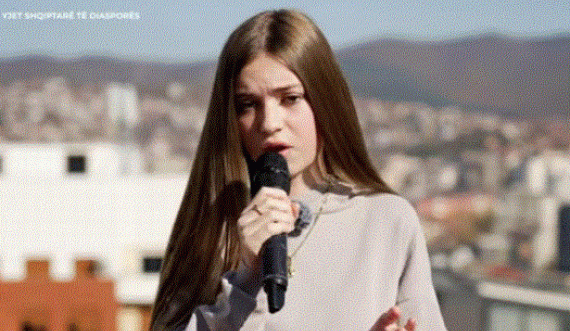 Sindi shkëlqen me performancën e saj  