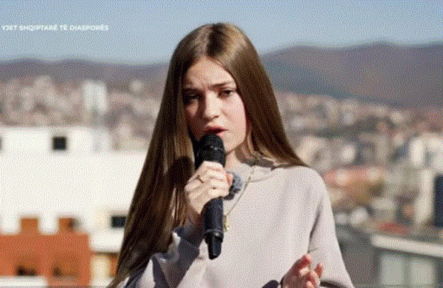 Sindi shkëlqen me performancën e saj  
