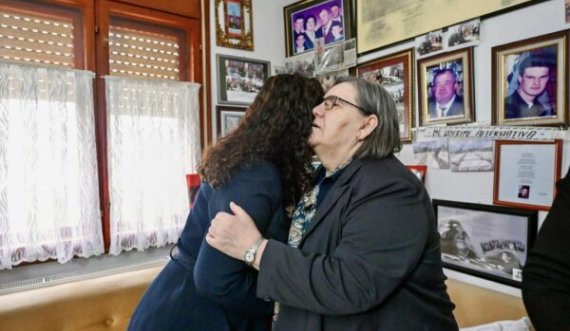 Osmani takon nënën Ferdonije në 26-vjetorin e rrëmbimit të djemve dhe burrit të saj