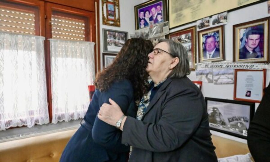 Osmani takon nënën Ferdonije në 26-vjetorin e rrëmbimit të djemve dhe burrit të saj