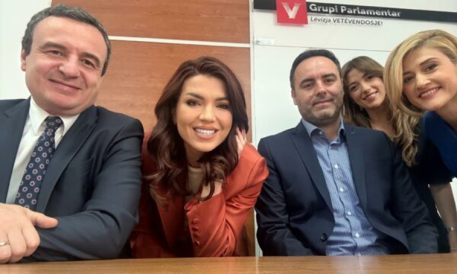 Edona Llalloshi poston një ‘selfie’ me Kurtin e Konjufcën: Po bëhet mirë për Kosovën