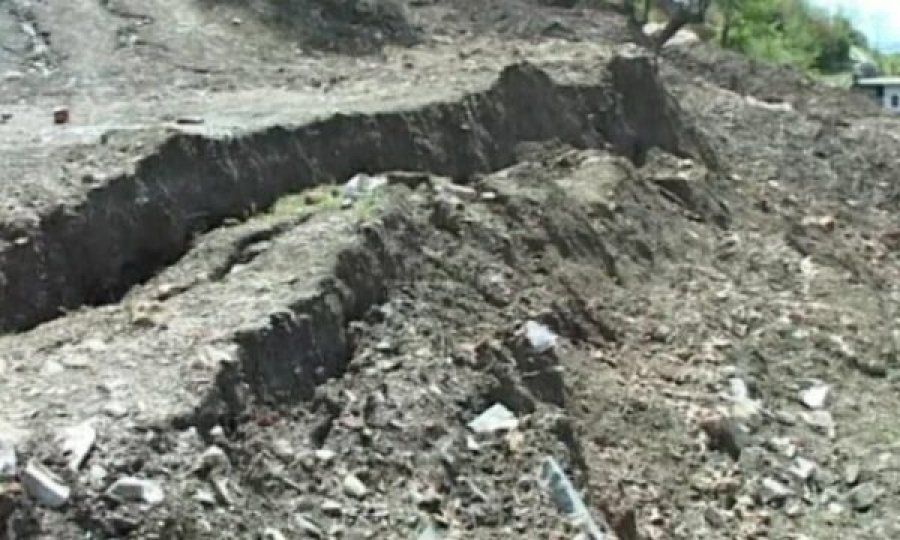 Tragjedi në Gramsh: Vdesin dy të rinj nga shembja e dheut