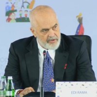 Vokshi: Edi Rama po sillet si Enver Hoxha