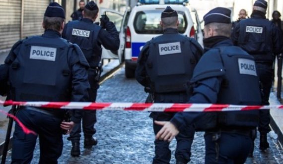 Në Francë, pronari i restorantit vret një person, e copëtoi dhe i gatoi trupin