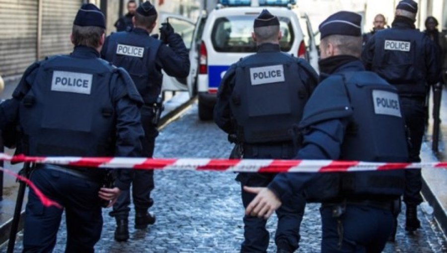 Në Francë, pronari i restorantit vret një person, e copëtoi dhe i gatoi trupin