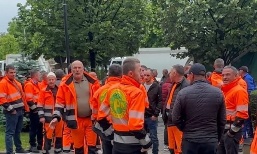 Punëtorët e 'Pastrimit' nisin grevën para Komunës së Prishtinës