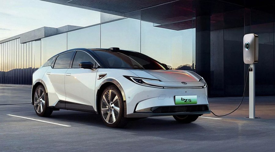 Toyota lanson SUV-in elektrik