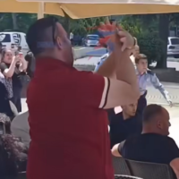 Pasi një person ua bën shqiponjën maturantëve serbë në veri, ndërhyn policia