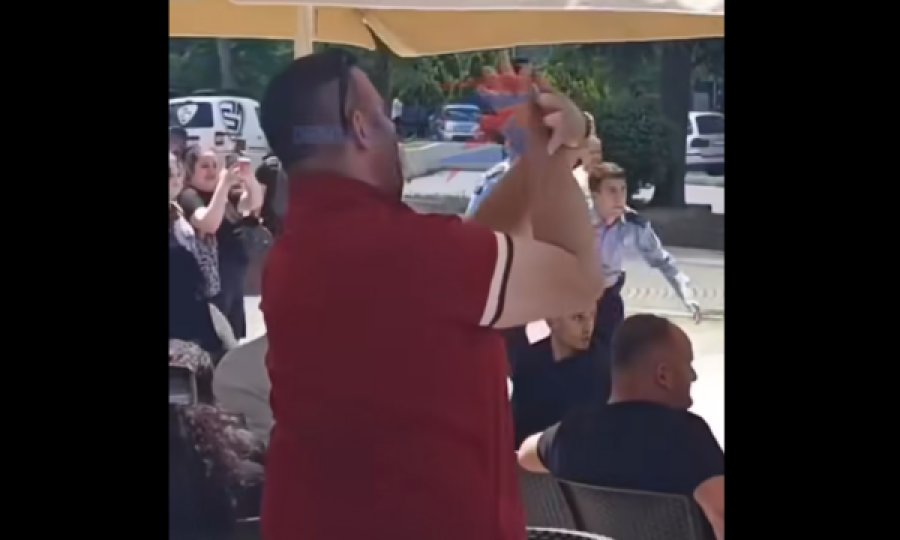 Pasi një person ua bën shqiponjën maturantëve serbë në veri, ndërhyn policia