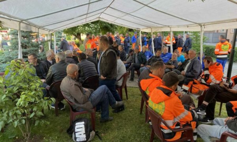 Punëtorët e Pastrimit vazhdojnë grevën
