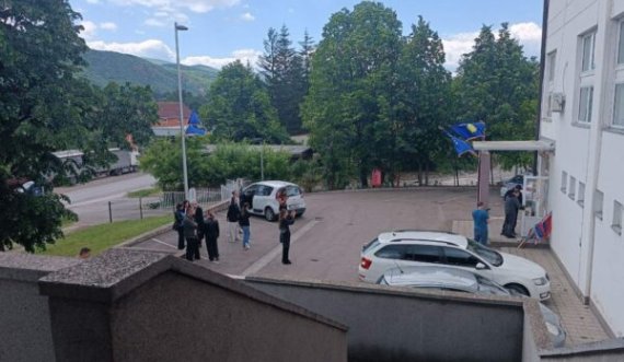 Komuna e Leposavqit e merr nën administrim sallën e sporteve, hiqen flamujt e Serbisë, vihen të Kosovës