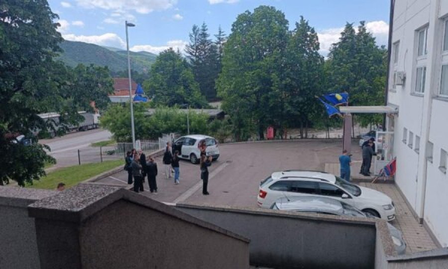 Komuna e Leposavqit e merr nën administrim sallën e sporteve, hiqen flamujt e Serbisë, vihen të Kosovës