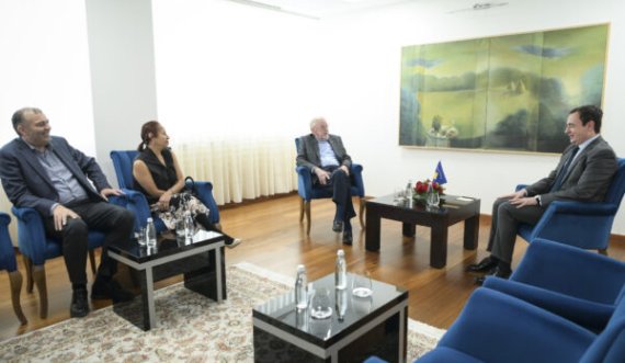 Kurti pret në takim ambasadorin Walker dhe gruan e tij