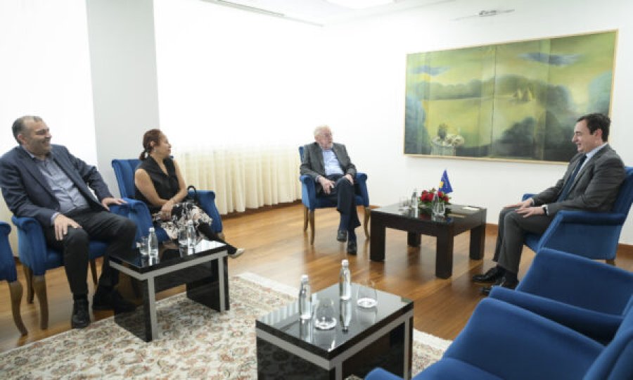 Kurti pret në takim ambasadorin Walker dhe gruan e tij