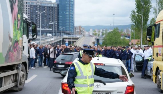 Përfaqësues të bizneseve kanë bllokuar hyrjet në kryeqytet në shenjë proteste