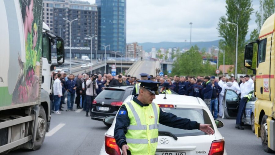 Përfaqësues të bizneseve kanë bllokuar hyrjet në kryeqytet në shenjë proteste