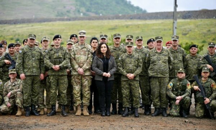 Vjosa Osmani iu shkon për vizitë ushtarëve të FSK’së dhe atyre amerikanë