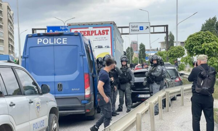 Pjesëtarë të Njësisë Speciale të Policisë shihen te kamionët në Veternik