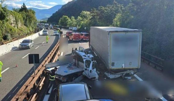 Dy persona kanë mbetur të vdekur nga një aksident trafiku në Itali