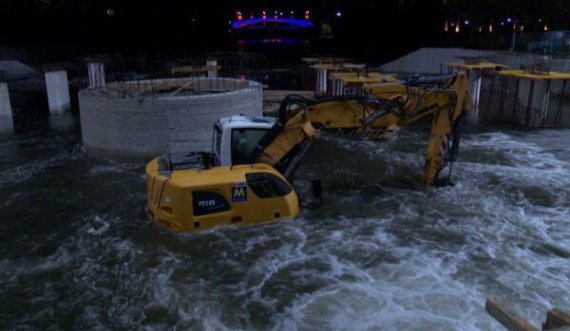 E papritur: Përmbytet punishtja e urës së re të Ibrit