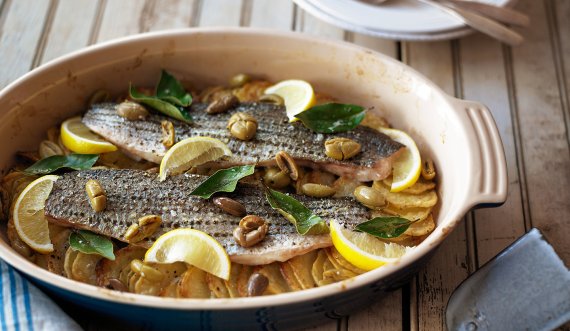 Recetë: Levrek i pjekur me patate