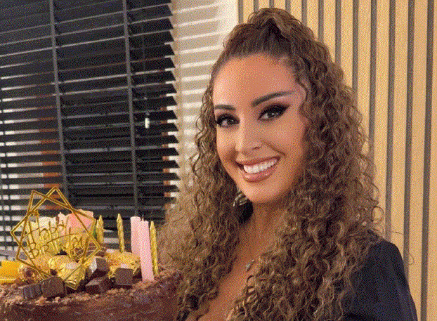 Vlora Kastrati befasohet nga një torte me çokollatë