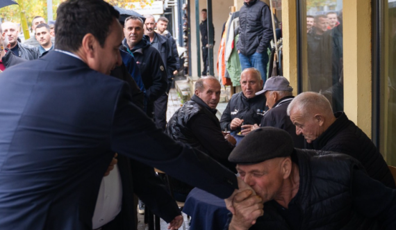 Kurtit ia puthin dorën në një çajtore të Vushtrrisë