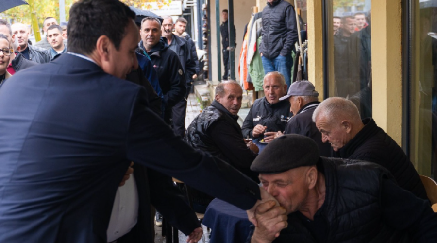 Kurtit ia puthin dorën në një çajtore të Vushtrrisë