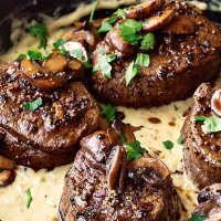 Recetë: Mish viçi me pana dhe kërpudha