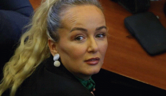 Adriana Matoshi: O flaka ju daltë krejt juve bashkë me mahallën e Lushtakëve