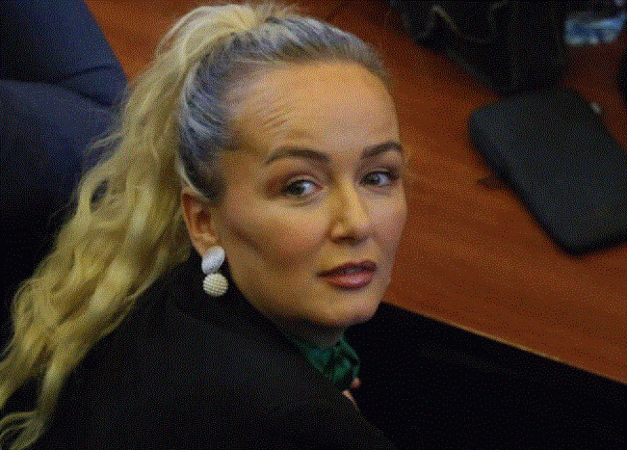 Adriana Matoshi: O flaka ju daltë krejt juve bashkë me mahallën e Lushtakëve