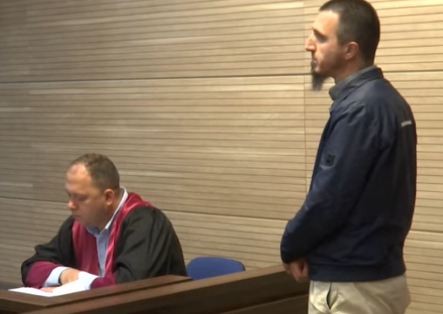 Deklarohet i pafajshëm arsimtari që akuzohet se hodhi në mbeturina flamurin kombëtar 